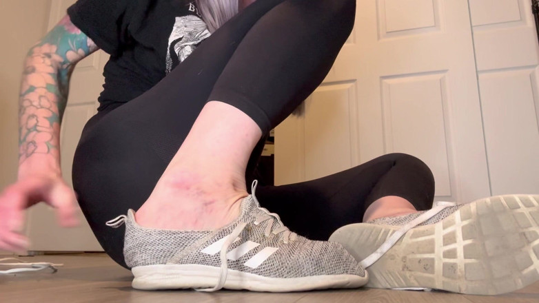 Peppermint Giantess: Rozmiar 16 stóp ściska w trampki o mniejszych rozmiarach