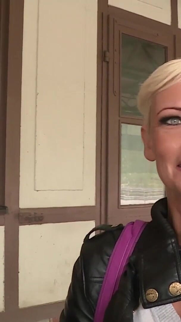German Porn: Vivian Schmitt brengt de tijd door met een lul omdat...