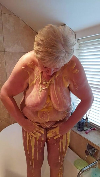 Uk Joolz: Custard tieten