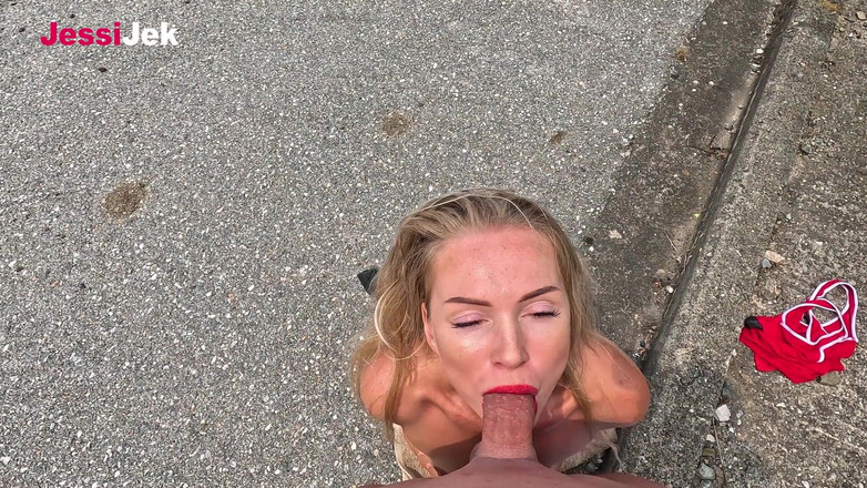 JessiJek: Анальный трах на улице и дважды сперма в возбужденной девушке на роликах Jessijek