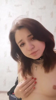 Strip-tease maison diurne, masturbation et orgasme doux