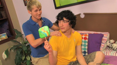 Lollipop Twinks: Behulpzame Hayden weet de beste manier om Josh te ontspannen