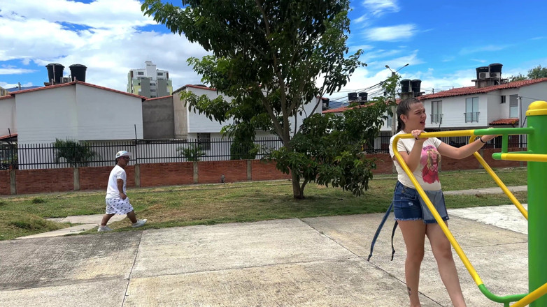 Julianaburning: Veo a un enano cachondo montando un árbol viéndome haciendo ejercicio...