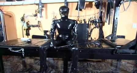 Fetish Desire: Sado-maso cu fată mascată în latex