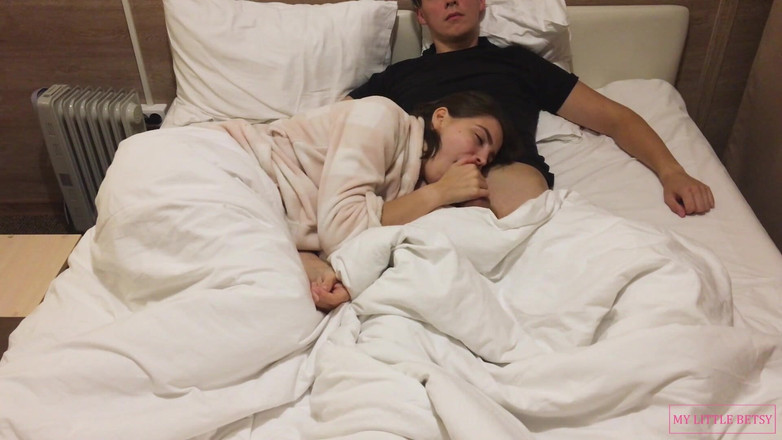 My Little Betsy: 辣妹一边看电影一边在家放松口交