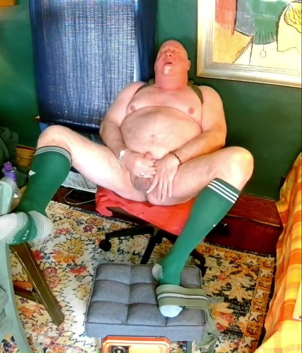 beardaddychub: Jerk off in Green!