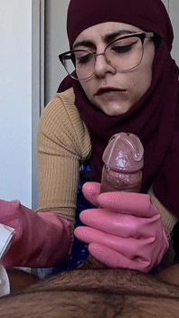 สาวทำความสะอาดอาหรับช่วยชักว่าว Mia Niqab