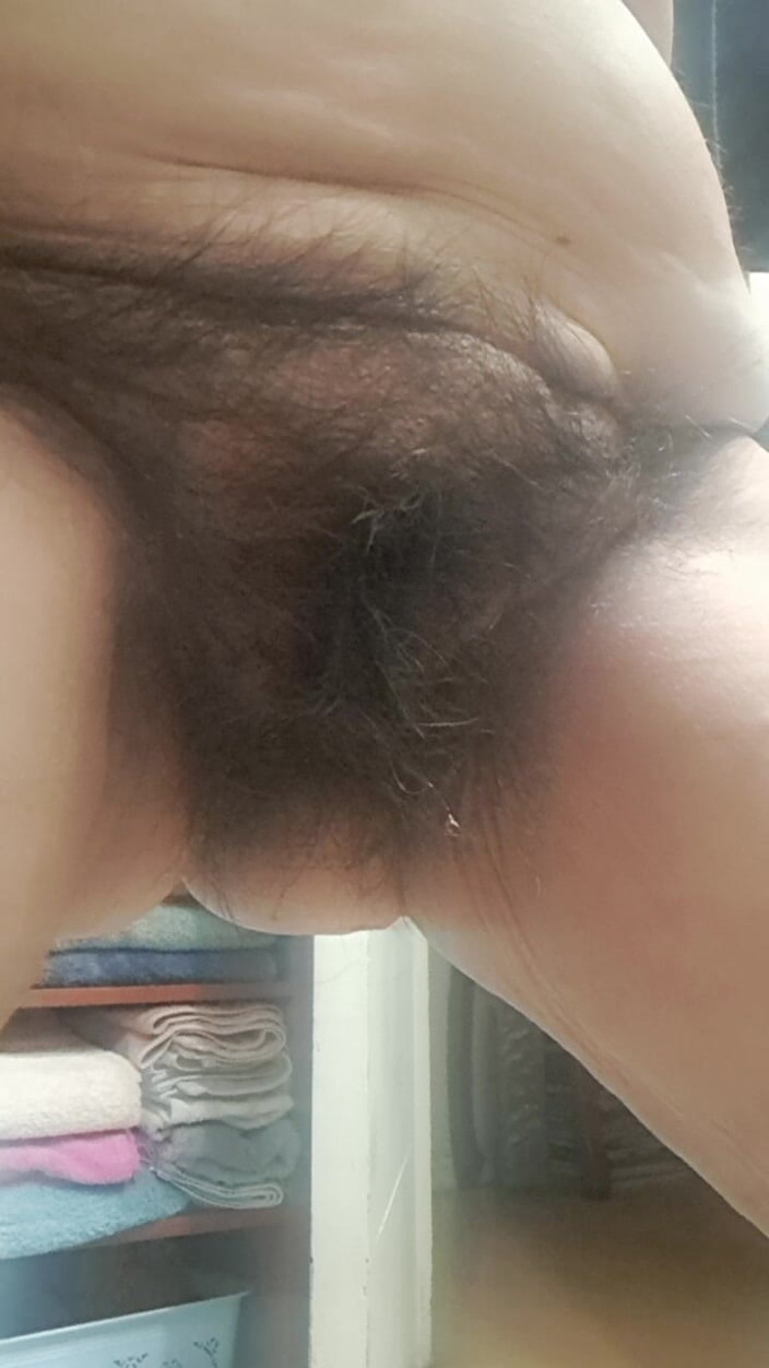 Mommy big hairy pussy: Matrigna in mutandine, la sua figa è pelosa