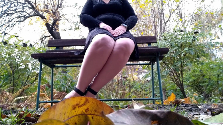 Elena: Grandota mea a través de sus bragas con las piernas...