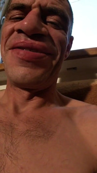 Provocando e chupando os mamilos do homem