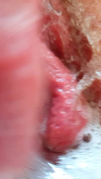 JuicyDream - cipka bawi się i spuszcza się na tyłek w wannie