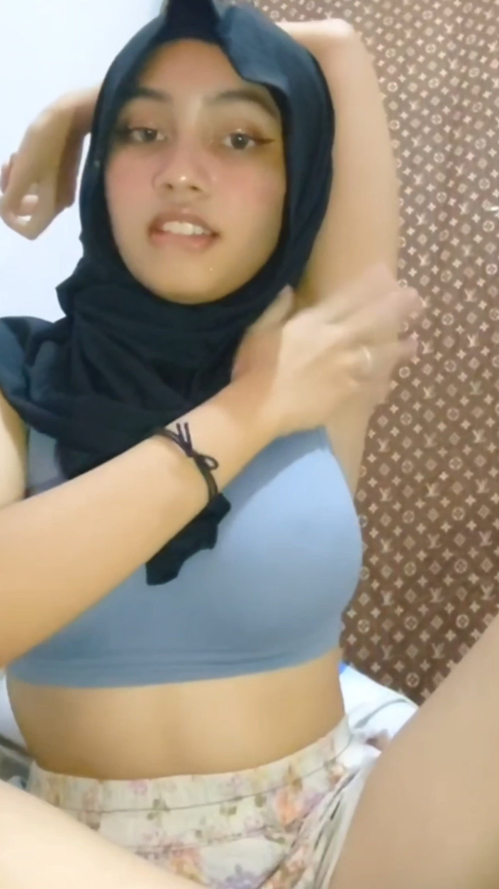 Jilbab69: L'arrapata Nera Hijab Si Masturba Fino a Quando La Sua...