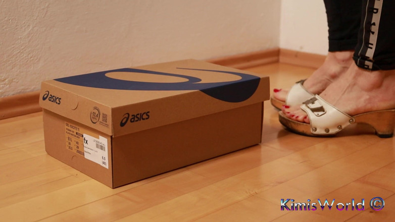 KimisWorld: ASMR, des sabots en bois piétinent et écrasent la boîte à chaussures