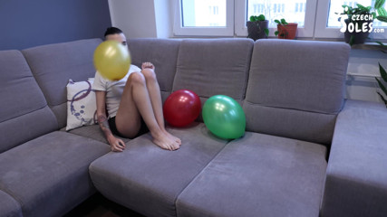 Czech Soles - foot fetish content: นิ้วเท้ายาวๆ จับของเล่นกับบอลลูน