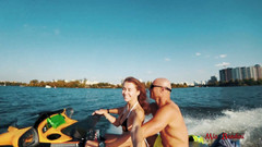 Mia Bandini: Venkovní jízda ze zadku do krku na vodním lyže