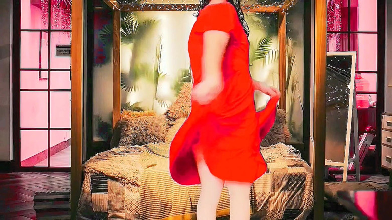 Kitty_Cross: Söt transflicka som poserar i överdimensionerad mjuk huvtröja