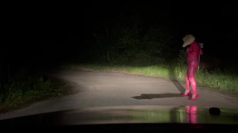 PervyLara: Pisse en plein air dans un costume rose en caoutchouc...