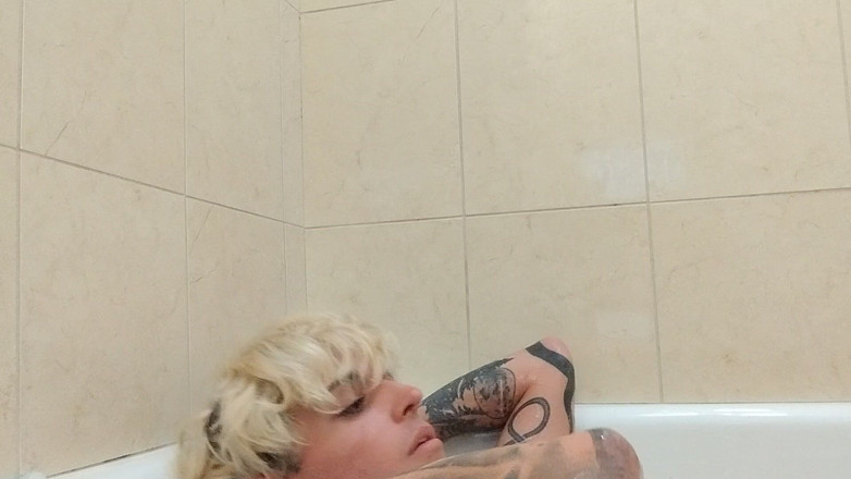 Vovxxx: Bathing in My Piss