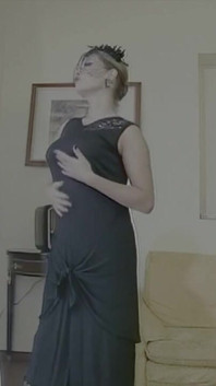 Die schöne und elegante Dame fühlt sich im Hotel allein und wird zur Selbsttröstung vom Hotelpagen in den Arsch gefickt.