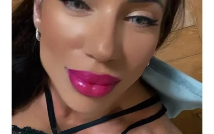 Alesyamuscledoll: Musclegirl Loves High Heels