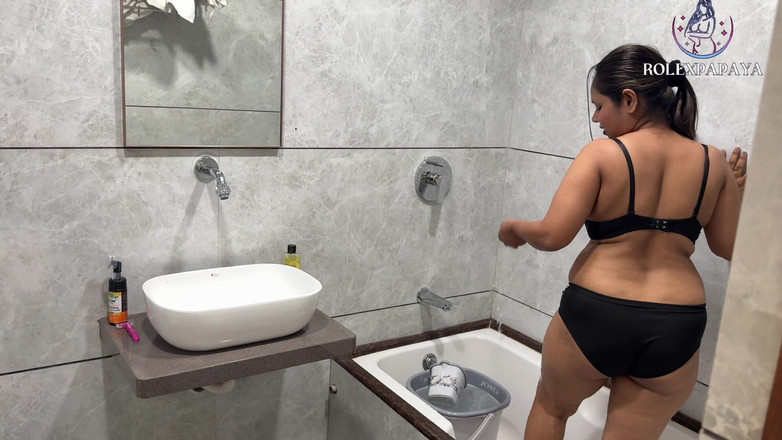 Rolexpapaya: 使用人は女主人がシャワーを浴びているのを見て、女主人は使用人を浴室に呼び、性交をしました。