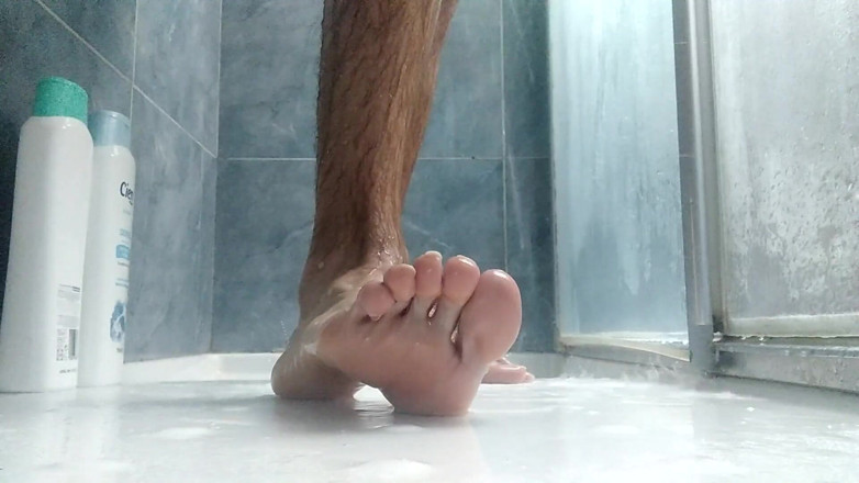 Elvissc: Aimeriez-vous éjaculer sur mes pieds ? Baigne-les avec ton sperme s’il te...