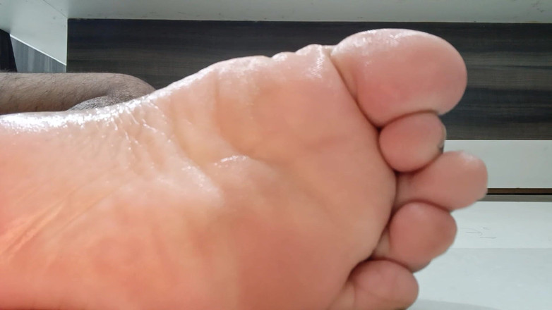 Fetish guys: Engrasando mis pies suavemente - fetiche con clip # 2