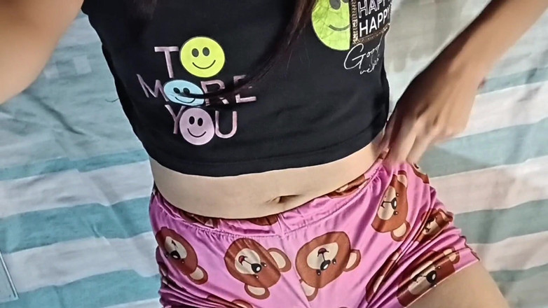Yulieth Gomez: Chica de 18 años se quita la falda delante del espejo -...