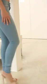 옷을 갈아입고 스트럿팅하는 Sammi Tye