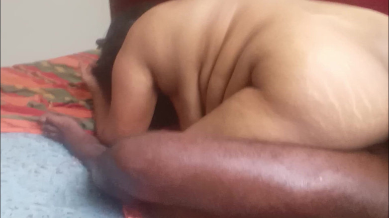 nilanthi69: Le vieux était assis dans une chambre avec un lit simple,...