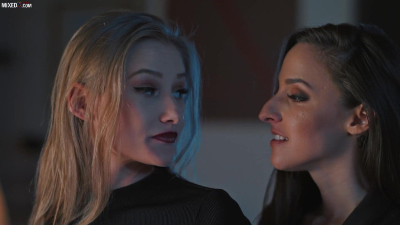 MixedX: Une détective lesbienne sexy tombe amoureuse de son jeune suspect...