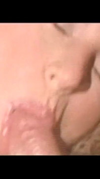 Güzel memeli gerçek klasik orta yaşlı seksi kadın iki büyük yarakla sikiliyor ve ağzına boşalıyor