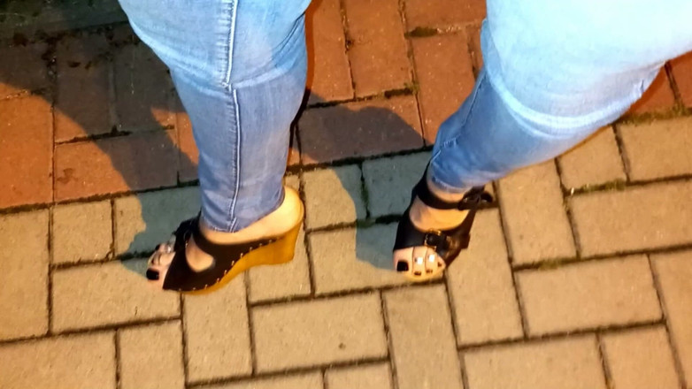 Heelex: Crossdresser předvádí své krásné nohy v vysokých podpatku na veřejnosti
