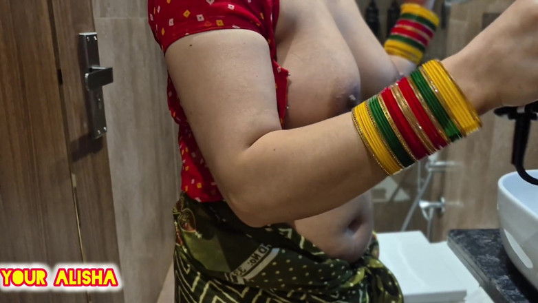 Your Alisha: Vond Bhabhi naakt in de wasruimte en neukt haar