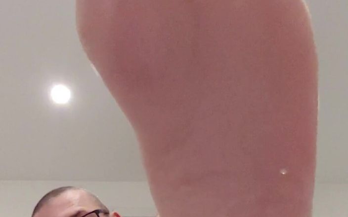 Boy jerking off: Do You Like My Feet?