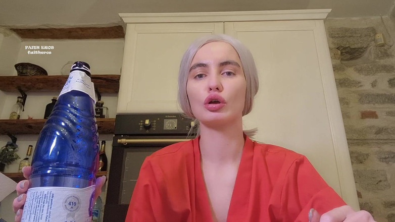 Faith Eros: Styvma suger på en flaska - halsfetisch, halsfetisch