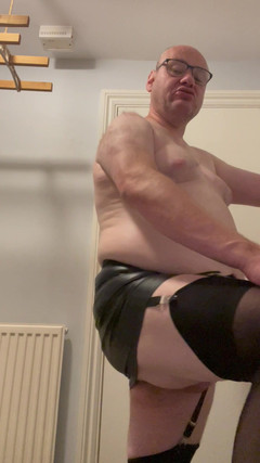 Julian sharp: Julian sharp lagi asik muasin memeknya pakai stoking hitam