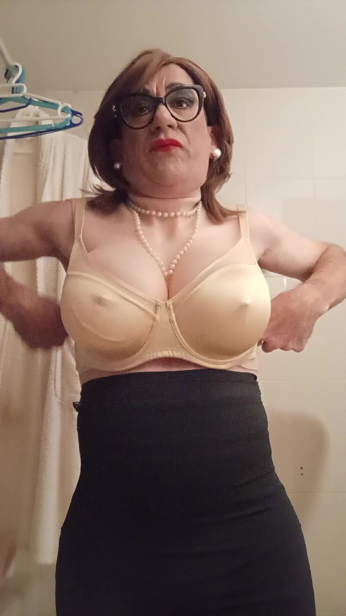 Yusti: Berpakaian di depan cermin