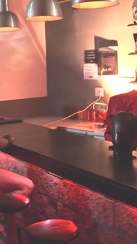 Heißer junge wird von stiefvater in einer schwulen bar ohne gummi gefickt