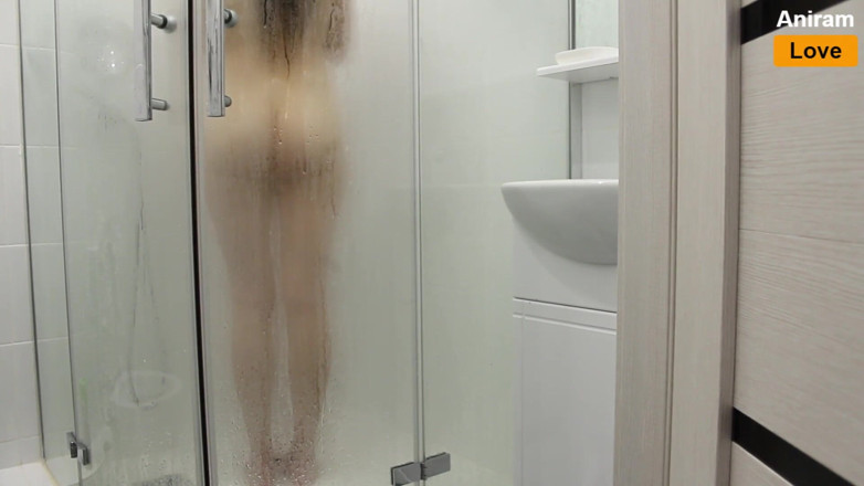 AniramLove: J'ai surpris ma demi-sœur sous la douche et je l'ai...
