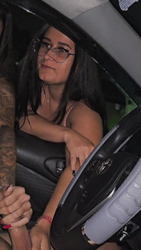 Informazioni Sulla Strada per Due Ragazze Sexy Che Erano Alla Fermata Dell'autobus!