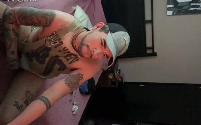Bastian Myers: टैटू वाला लड़का वेबकैम पर लंड मरोड़ता है