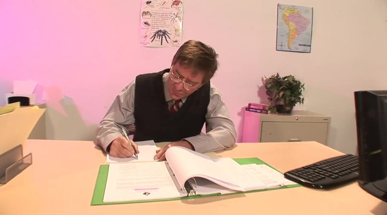 Get Your Fix: Studentka s problémy šuká staršího profesora
