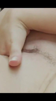 Büyük memeli esmer orta yaşlı seksi kadın sert amcığını parmaklıyor