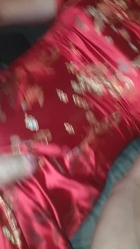 Lars Damberger si masturba in un Asia Cheongsam rosso