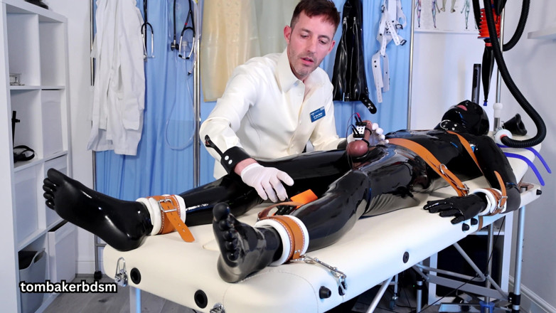 TomBakerBDSM: Testarea gimp în clinica de cauciuc, partea 2