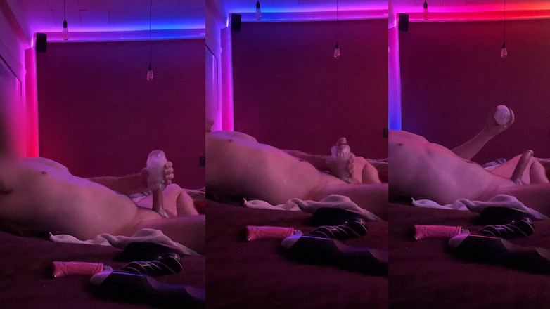 ScottyNaughty69: Veja enquanto eu fico deitado, acariciando e gozando duas vezes!