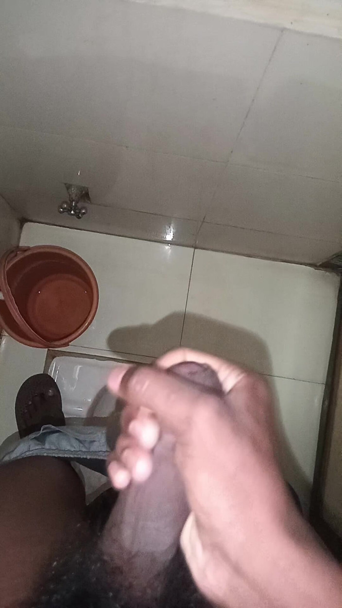 Aniketgod: Desi junge Wichs auf Toiletten-masterbet in der toilette