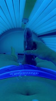 Jerking off in Sunbed