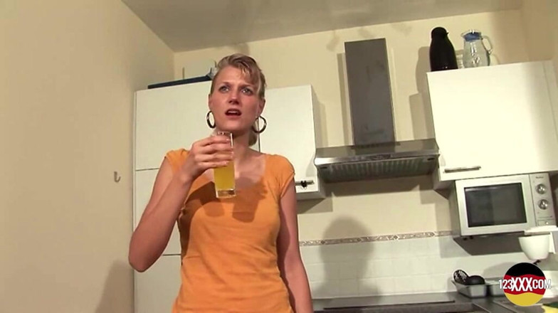 123XXX - 100% Amateurs: Blonda excitată folosește un vibrator mic în timp ce este lovită în...
